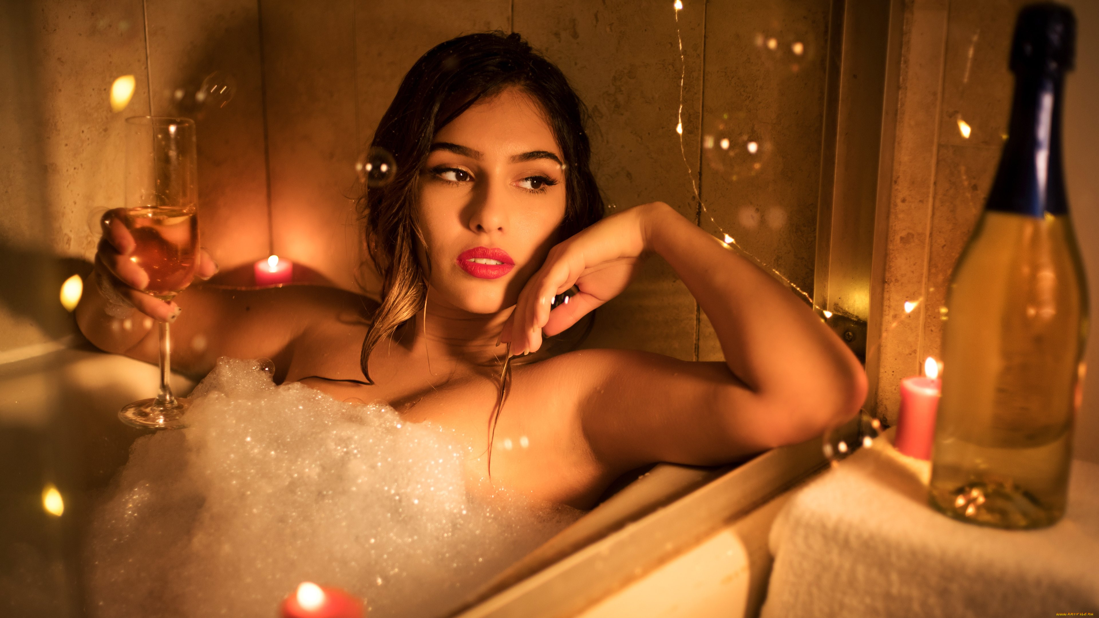 Девушка в ванне с шампанским